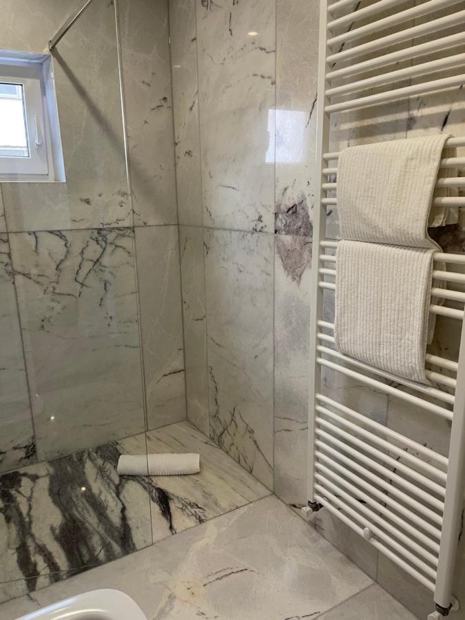Apartament Emma トゥルゴヴィシュテ エクステリア 写真